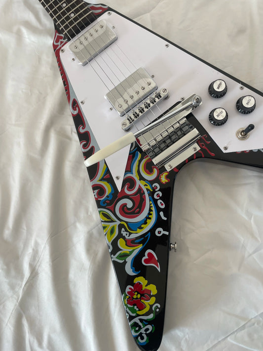 V Style Mahogany Body Electric Guitar for Stage and Performance